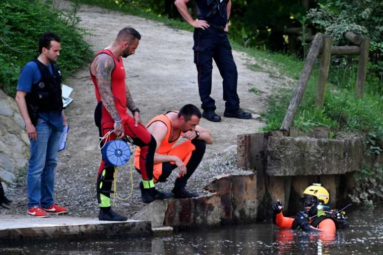 Des plongeurs fouillent la Vilaine après la découverte la veille du corps d'un garçon de 12 ans, une serviette de bain mouillée "nouée très serrée autour de son cou", le 25 mai 2026 a Rennes ( AFP / Sebastien Salom-Gomis )
