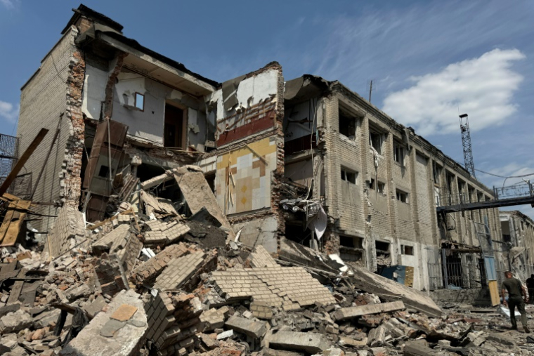 Un bâtiment détruit de la colonie pénitentiaire de la région de Zaporijjia en Ukraine, après des frappes russes, le 29 juillet 2025 ( AFP / Olexandr PAVLOV )