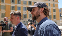 Le streamer français Owen Cenazandotti (à droite), connu sous le pseudonyme de Naruto, arrive au tribunal de Nice pour l'ouverture de son procès, en compagnie de son collègue streamer Safine Hamadi, connue sous le pseudonyme de Safine, suite à des accusations de violence dont la victime, Raphaël Graven, connu en ligne sous le pseudonyme de Jean Pormanove, est décédé lors d'un live, le 6 juillet 2026. ( AFP / Valery HACHE )