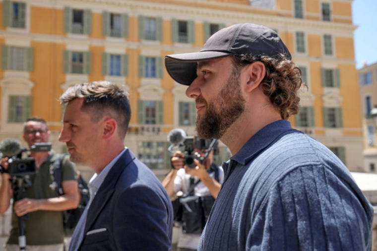 Le streamer français Owen Cenazandotti (à droite), connu sous le pseudonyme de Naruto, arrive au tribunal de Nice pour l'ouverture de son procès, en compagnie de son collègue streamer Safine Hamadi, connue sous le pseudonyme de Safine, suite à des accusations de violence dont la victime, Raphaël Graven, connu en ligne sous le pseudonyme de Jean Pormanove, est décédé lors d'un live, le 6 juillet 2026. ( AFP / Valery HACHE )