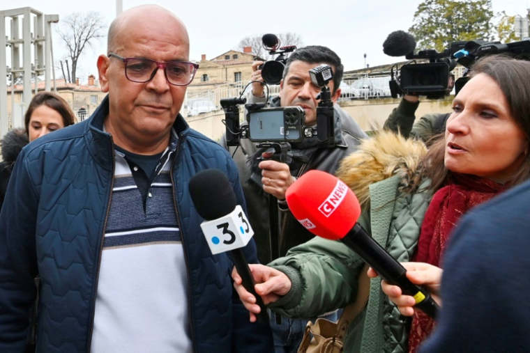 L'influenceur algérien Doualemn, à son arrivée au tribunal à Montpellier, le 24 février 2025 ( AFP / Sylvain THOMAS )