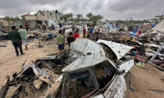 Des Palestiniens au milieu des dégâts dans le camp de déplacés à Al-Mawassi visé par des frappes israéliennes, dans le sud de la bande de Gaza, le 18 mai 2025 ( AFP / - )