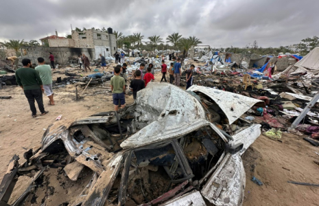 Des Palestiniens au milieu des dégâts dans le camp de déplacés à Al-Mawassi visé par des frappes israéliennes, dans le sud de la bande de Gaza, le 18 mai 2025 ( AFP / - )