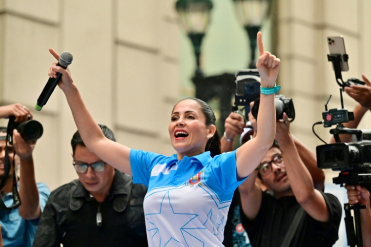 Luisa Gonzalez, candidate de gauche à la présidence, s'adresse à ses partisans lors de son dernier meeting de campagne à Guayaquil, en Equateur, le 10 avril 2025 ( AFP / MARCOS PIN )