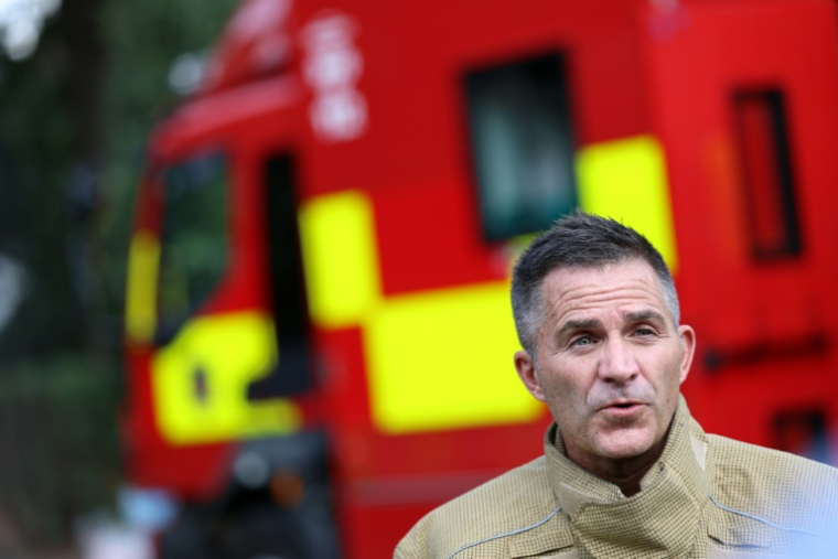 chef des pompiers des West Midlands, Simon Tuhill, fait une déclaration après des incendies de forêt près de Stourbridge, dans le centre de l'Angleterre, le 14 août 2026 ( AFP / Darren Staples )