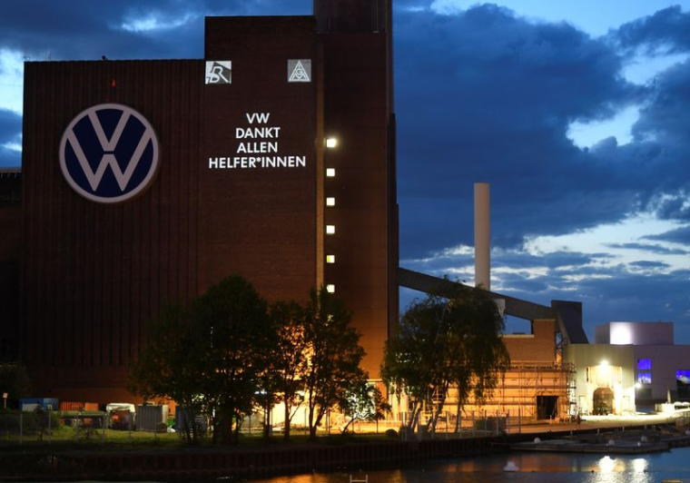 Un slogan "VW remercie tous ceux qui l'ont aidé " affiché sur un bâtiment du siège de Volkswagen pour célébrer la réouverture de l'usine à Wolfsburg