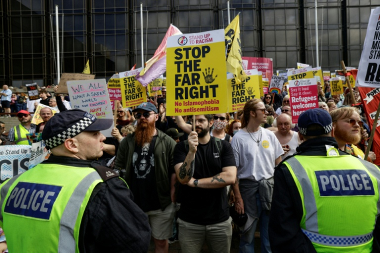 Manifestation anti-immigration dans la ville de Portsmouth, dans le sud de l'Angleterre (Royaume-Uni), le 12 septembre 2026 ( AFP / Brook Mitchell )