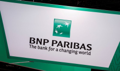 Le logo BNP Paribas son espace d'exposition lors de la conférence Viva Technology à Paris