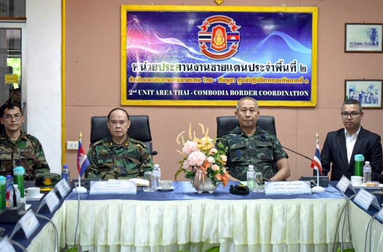 Photo diffusée le 29 mai 2025 par l'armée royale thaïlandaise du commandant en chef de l'armée royale thaïlandaise (RTA), Pana Klaewplodthuk (c,d) et du commandant de l'armée royale cambodgienne, le général Mao Sophan (c,g), lors d'une réunion au poste frontière de Chong Chom dans la province de Surin, en Thaïlande ( Armée royale thaïlandaise / Handout )
