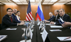Les chefs de la diplomatie américaine Marco Rubio (G) et russe Sergueï Lavrov (D) participent à une réunion à Pasay, dans la métropole de Manille, le 23 juillet 2026 ( POOL / Brendan SMIALOWSKI )