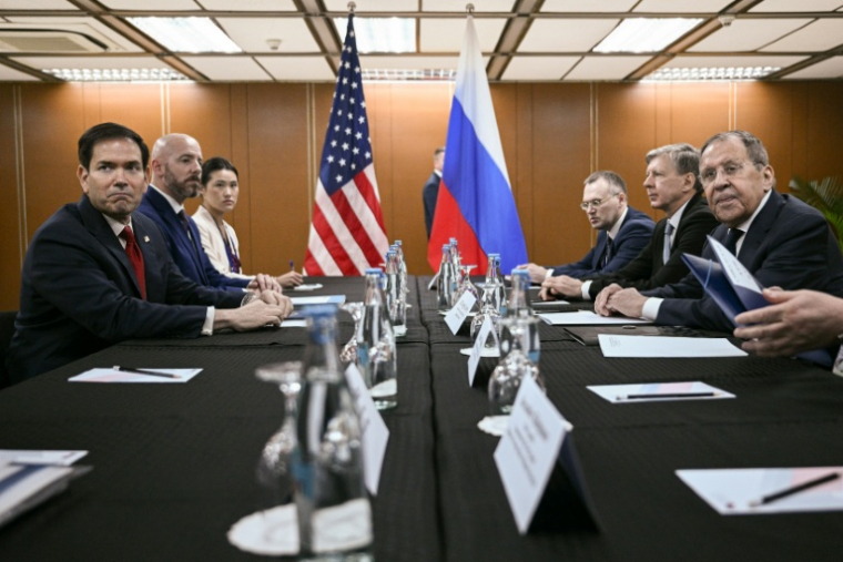 Les chefs de la diplomatie américaine Marco Rubio (G) et russe Sergueï Lavrov (D) participent à une réunion à Pasay, dans la métropole de Manille, le 23 juillet 2026 ( POOL / Brendan SMIALOWSKI )
