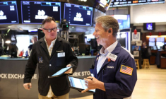 Des traders travaillent sur le parquet de la Bourse de New York