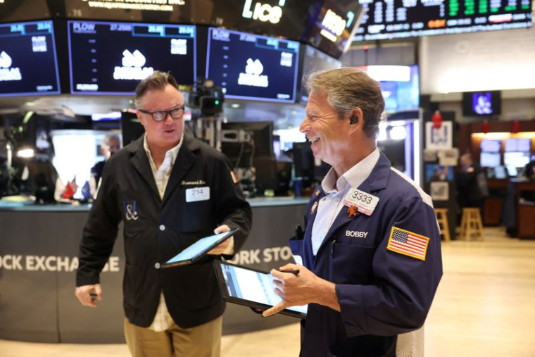 Des traders travaillent sur le parquet de la Bourse de New York