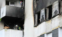 Un pompier sécurise un immeuble d'habitation où un incendie s'est déclaré pendant la nuit, le 6 juin 2025 à Reims, dans la Marne ( AFP / FRANCOIS NASCIMBENI )