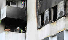 Un pompier sécurise un immeuble d'habitation où un incendie s'est déclaré pendant la nuit, le 6 juin 2025 à Reims, dans la Marne ( AFP / FRANCOIS NASCIMBENI )