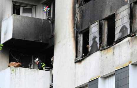 Un pompier sécurise un immeuble d'habitation où un incendie s'est déclaré pendant la nuit, le 6 juin 2025 à Reims, dans la Marne ( AFP / FRANCOIS NASCIMBENI )