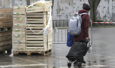 Une distribution d'aide alimentaire par le Secours Populaire, le 12 décembre 2020 à Strasbourg ( AFP / Frederick FLORIN )