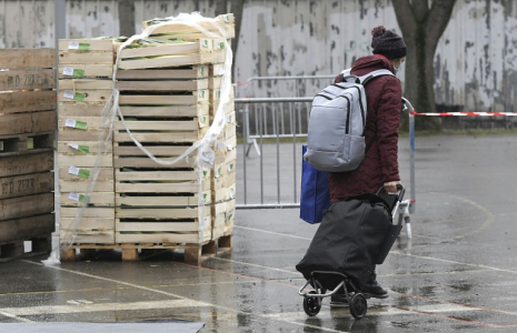 Une distribution d'aide alimentaire par le Secours Populaire, le 12 décembre 2020 à Strasbourg ( AFP / Frederick FLORIN )
