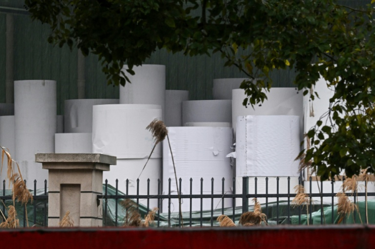 Des rouleaux de papier à l'usine Asia Symbol près du port de Rugao, dans la province du Jiangsu, dans l'est de la Chine, le 16 mars 2026 ( AFP / GREG BAKER )