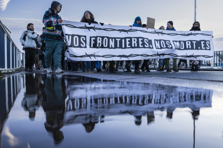 Des personnes participent à une marche commémorative en hommage aux 27 victimes du naufrage d'une embarcation de migrants dans la Manche, survenu le 24 novembre 2021, le 23 novembre 2025 à Calais ( AFP / Sameer Al-DOUMY )