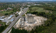 Vue aérienne de l'ancien complexe agroalimentaire industriel PPK Velebit et de son silo, où des déchets ont été illégalement déposés et enfouis à Gospic, dans la région de Lika en Croatie, le 21 septembre 2026 ( AFP / MARKO PERKOV )
