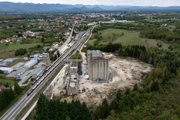Vue aérienne de l'ancien complexe agroalimentaire industriel PPK Velebit et de son silo, où des déchets ont été illégalement déposés et enfouis à Gospic, dans la région de Lika en Croatie, le 21 septembre 2026 ( AFP / MARKO PERKOV )