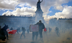 Des protestataires dans la fumée de gaz lacrymogènes lors d'une manifestation contre la vie chère place de la République à Paris, le 17 octobre 2026 ( AFP / Matthieu RONDEL )
