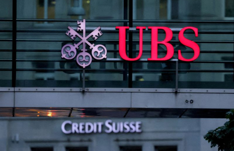Les logos UBS et Credit Suisse à Zurich