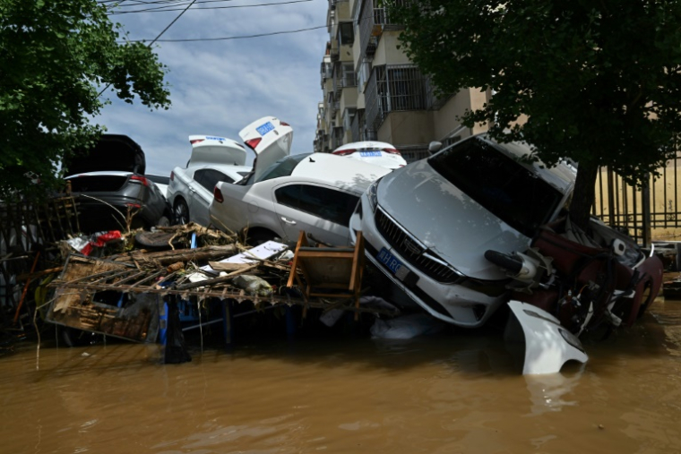 Des voitures emportées par les eaux dans un district au nord de Pékin touché par une inondation à la suite de pluies torrentielles, le 29 juillet 2025 ( AFP / ADEK BERRY )