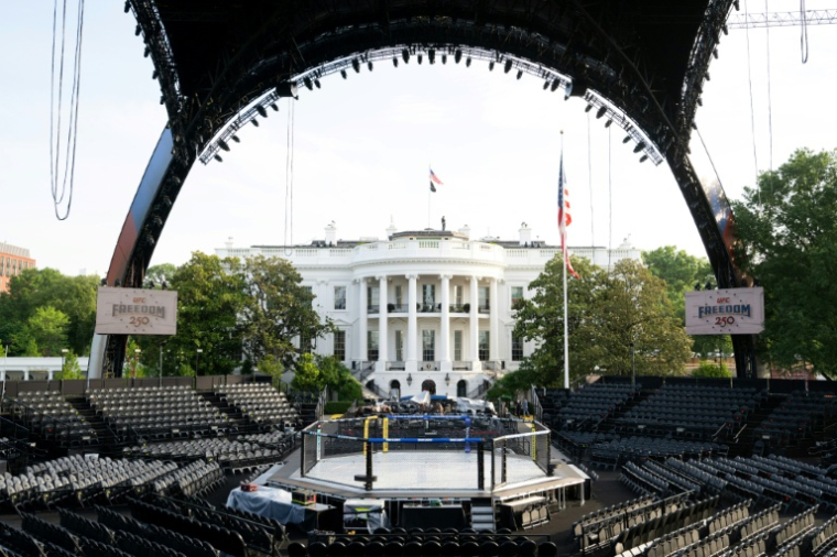 La structure "La Griffe" installée à la Maison Blanche pour accueillir les combats de MMA, le 11 juin 2026 à Washington ( AFP / SAUL LOEB )