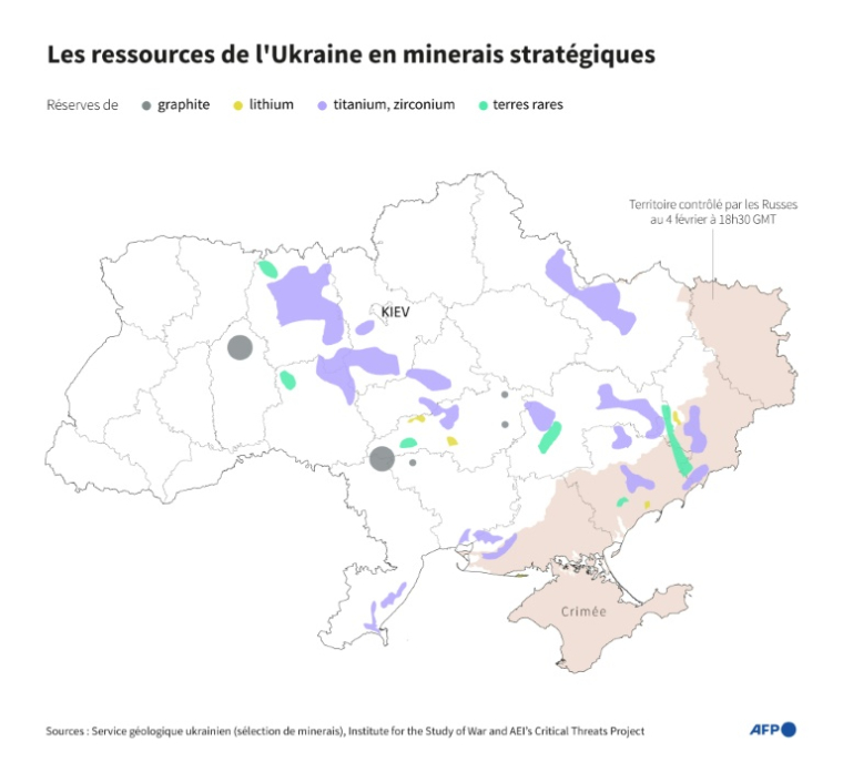 Carte de l'Ukraine localisant approximativement les réserves d'une sélection de minerais : graphite, lithium, titane, zirconium et terres rares ( AFP / Sylvie HUSSON )