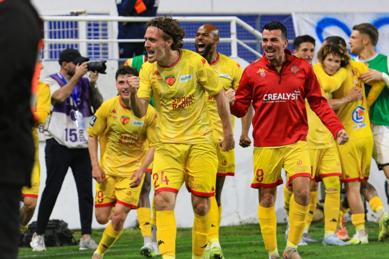 Les joueurs du Mans accueillis en héros malgré l'incertitude de la montée