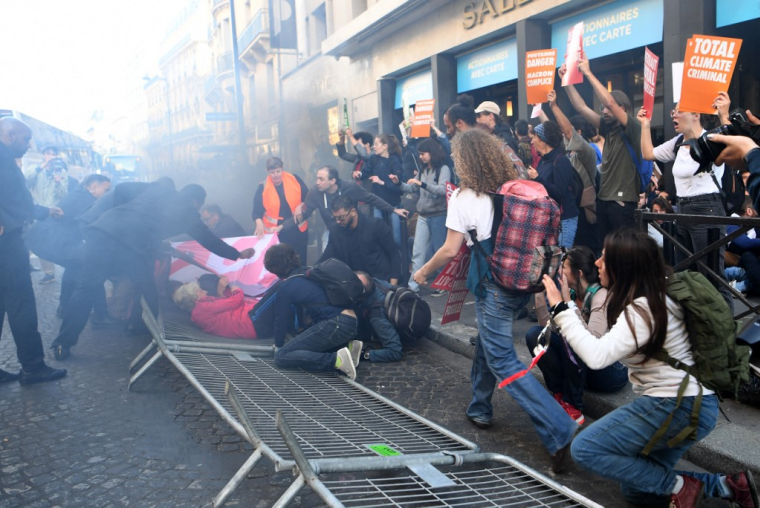 Des manifestants devant le siège de TotalEnergies à Paris, le 25 mai 2022. ( AFP / BERTRAND GUAY )
