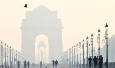 PeLa porte de l'Inde dans un brouillard de pollution après Diwali, la fête hindoue des lumières, à New Delhi, le 1er novembre 2024 ( AFP / Arun SANKAR )