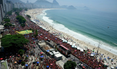Le président brésilien Lula à l'arrière d'un camion de campagne qui se frayait un passage à travers une foule immense de partisans, à Rio de Janeiro, le 24 octobre 2026 ( AFP / Pablo PORCIUNCULA )