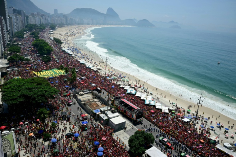 Le président brésilien Lula à l'arrière d'un camion de campagne qui se frayait un passage à travers une foule immense de partisans, à Rio de Janeiro, le 24 octobre 2026 ( AFP / Pablo PORCIUNCULA )