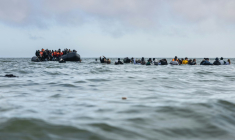 Des migrants embarquent à bord d'un bateau pour tenter de traverser la Manche, le 26 mars 2025 au large de la plage de Gravelines, dans le nord de la France ( AFP / Sameer Al-DOUMY )