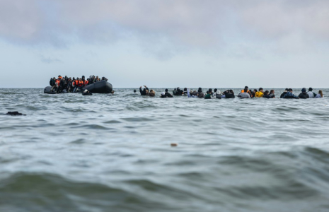 Des migrants embarquent à bord d'un bateau pour tenter de traverser la Manche, le 26 mars 2025 au large de la plage de Gravelines, dans le nord de la France ( AFP / Sameer Al-DOUMY )