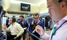 Des traders travaillent sur le parquet de l'American Stock Exchange (AMEX) à la Bourse de New York (NYSE) à New York