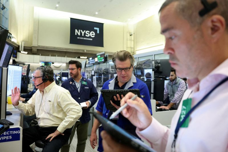 Des traders travaillent sur le parquet de l'American Stock Exchange (AMEX) à la Bourse de New York (NYSE) à New York