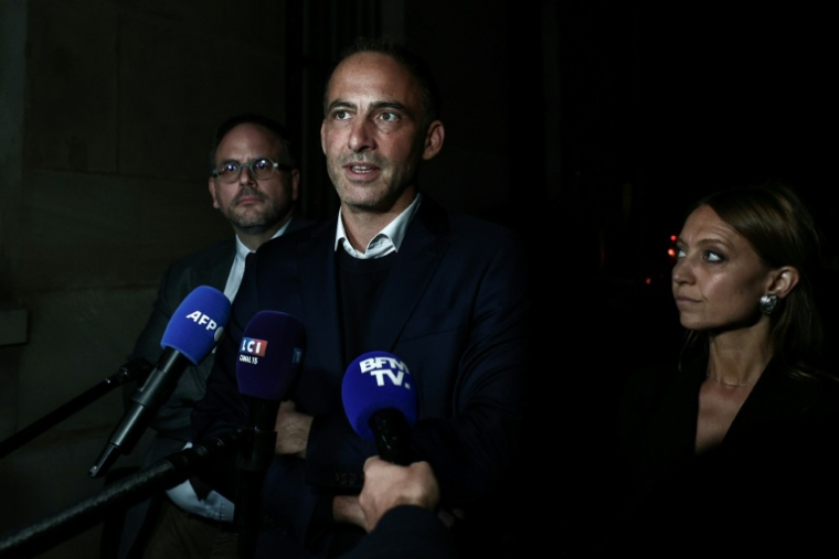 Raphaël Glucksmann (c), coprésident de Place publique (PP), accompagné de la coprésidente de Place publique, Aurore Lalucq (d), et du député Socialistes et apparentés, Aurélien Rousseau, s'adresse aux médias après une réunion avec le Premier ministre sortant Sébastien Lecornu à l'hôtel Matignon pour des négociations finales, le 7 octobre 2025 à Paris ( AFP / Thibaud MORITZ )