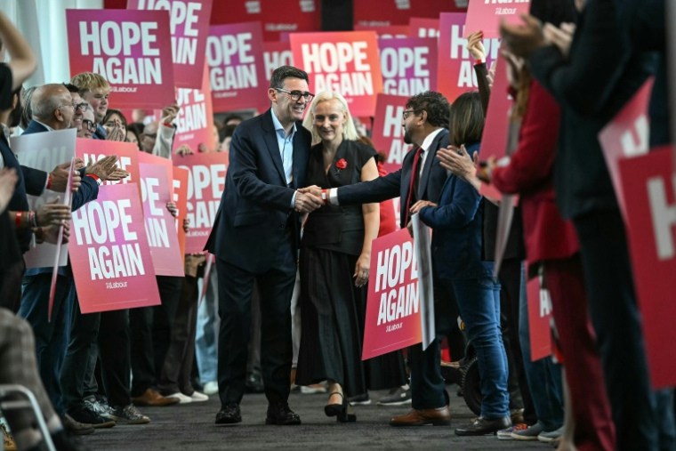 Le Premier ministre britannique, Andy Burnham (centre g) et son épouse Marie-France van Heel (centre d) à au congrès du parti travailliste à Liverpool, en Angleterre, le 29 septembre 2026 ( AFP / Paul ELLIS )