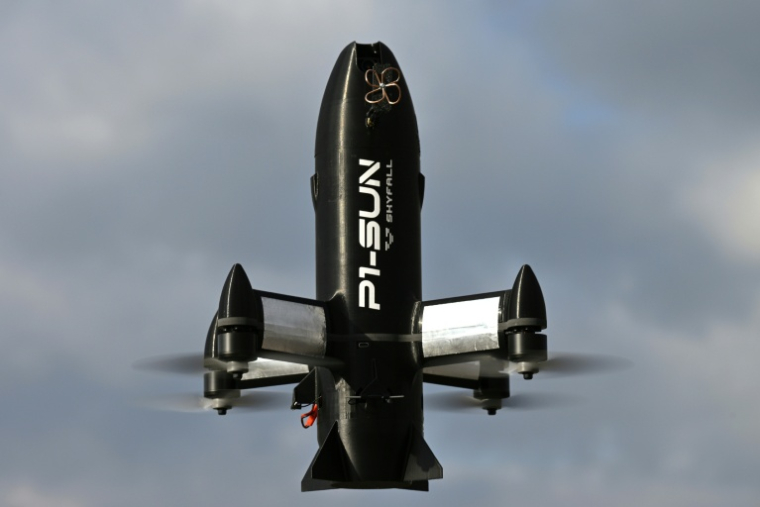 Un intercepteur de drones P1-Sun lors d'un vol d'essai, dans un lieu non divulgué en Ukraine, le 19 mars 2026 ( AFP / Genya SAVILOV )