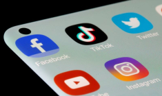 Sur cette illustration, on peut voir les applications Facebook, TikTok, Twitter, YouTube et Instagram sur un smartphone.