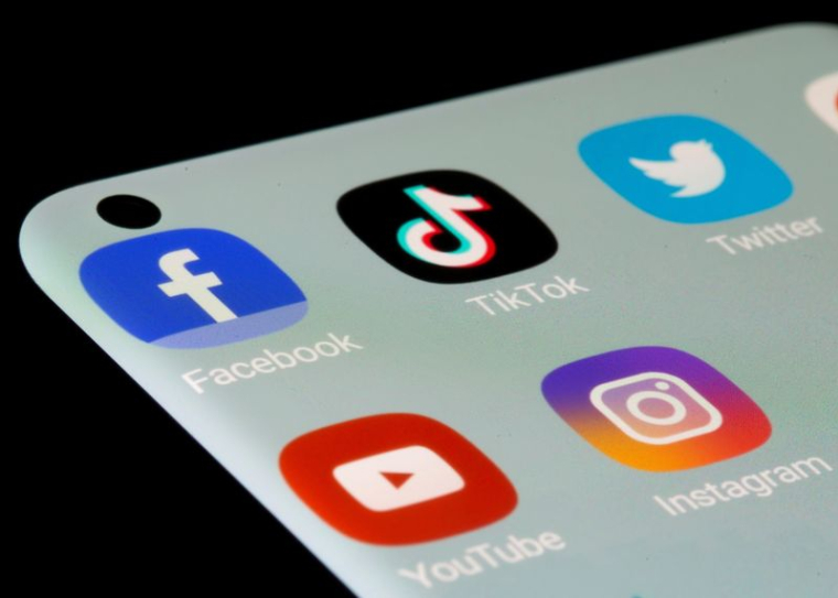Sur cette illustration, on peut voir les applications Facebook, TikTok, Twitter, YouTube et Instagram sur un smartphone.