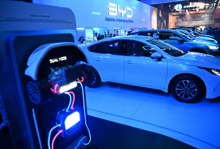 Des voitures électriques du constructeur chinois BYD, exposées à l'ouverture du Salon international de l'automobile de Manille, le 9 avril 2026 aux Philippines ( AFP / Ted ALJIBE )