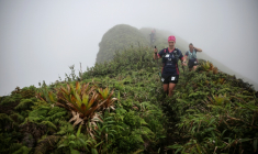 Sonia Latapie (d), souffrant d'insuffisance rénale et atteinte d'un cancer du sein, membre de l'équipe "Les Reines du cœur", participe avec sa coéquipière Alexia Elineau (c) à la course de trail sur la Montagne Pelée, près de Saint-Pierre, lors du "Raid des Alizé", le 28 novembre 2025 en Martinique ( AFP / Anne-Christine POUJOULAT )