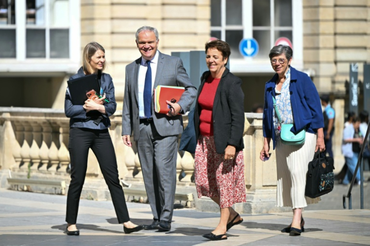 Le sénateur François-Noël Buffet (centre), proposé pour devenir le prochain Défenseur des droits, à côté de la sénatrice Agnès Canayer (2e à droite), arrive pour son audition au Sénat à Paris le 21 juillet 2026. ( AFP / Lou BENOIST )