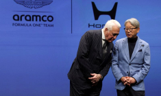 Lawrence Stroll, président exécutif de l'Aston Martin Aramco Formula One Team, s'entretient avec Toshihiro Mibe, PDG de Honda, lors de leur conférence de presse commune à Tokyo