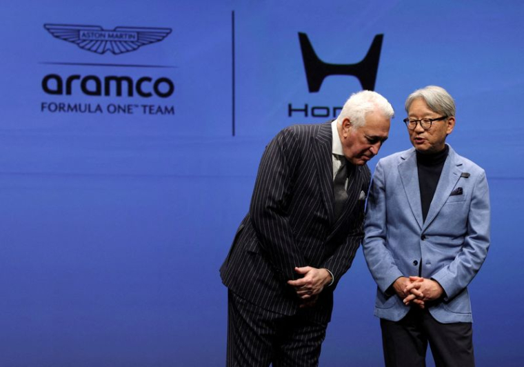 Lawrence Stroll, président exécutif de l'Aston Martin Aramco Formula One Team, s'entretient avec Toshihiro Mibe, PDG de Honda, lors de leur conférence de presse commune à Tokyo